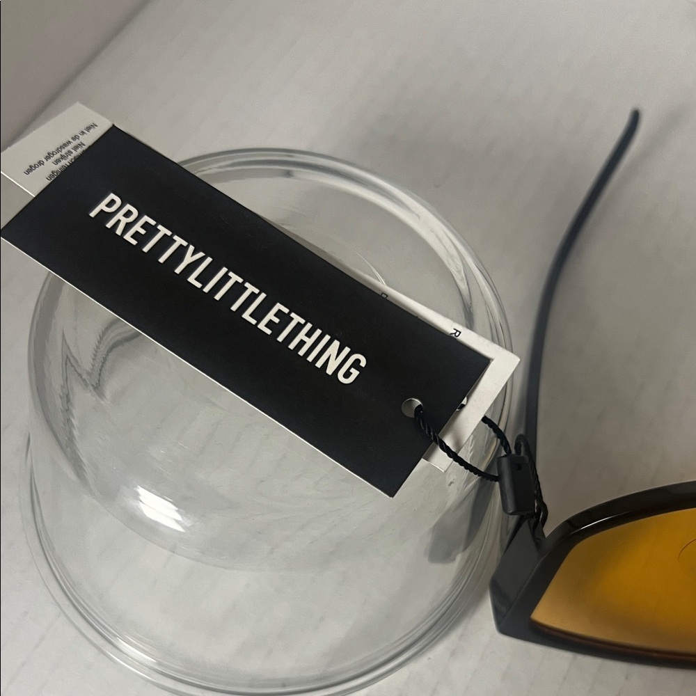 PrettyLittleThing Black Frame Sunglasses with Yellow Lenses - Picture 5 of 5